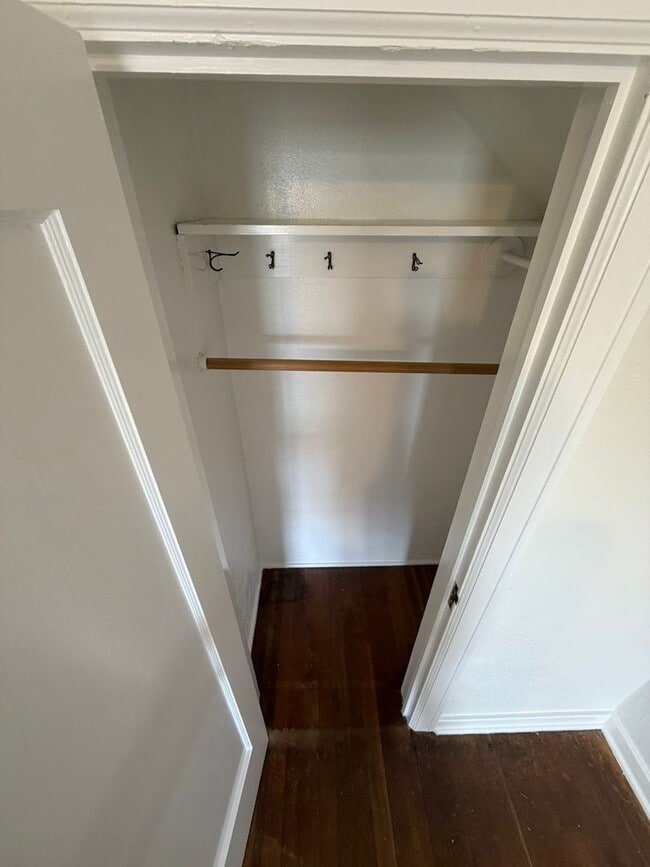 Building Photo - Charming 3 Bedroom with a Large Fenced Yard!