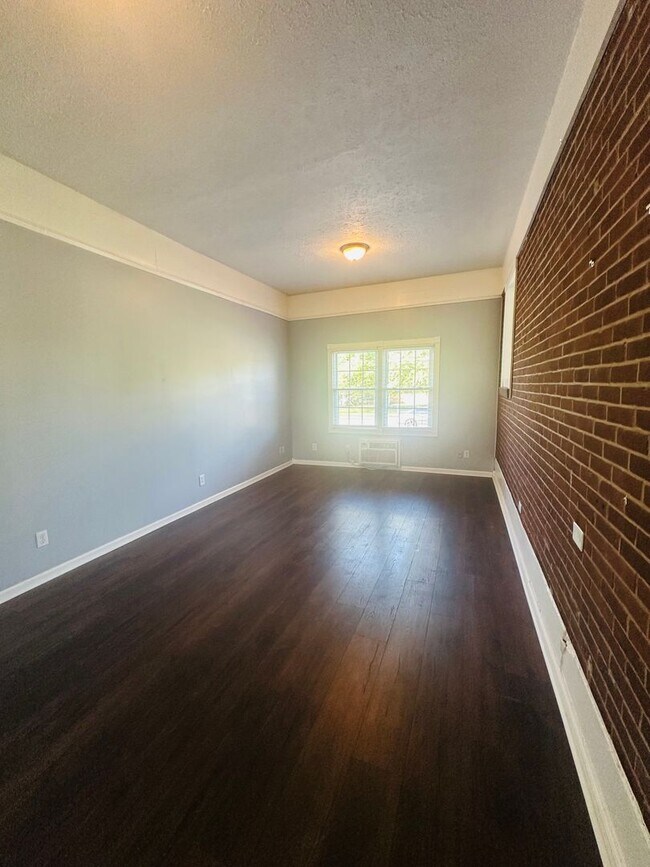 Building Photo - Charming 3 Bedroom Home in Fern Creek – Gr...