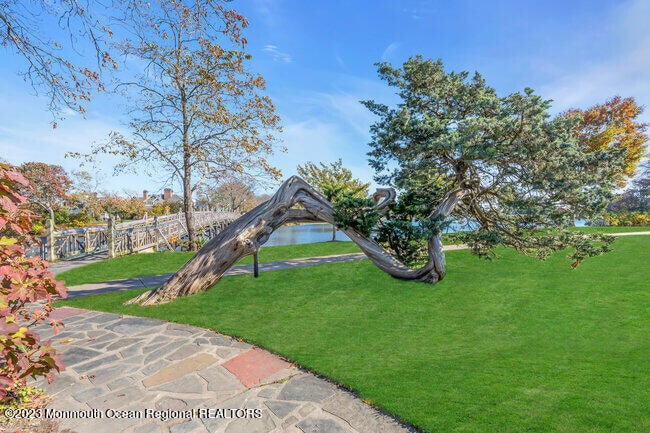 Building Photo - 809 W Lk Dr