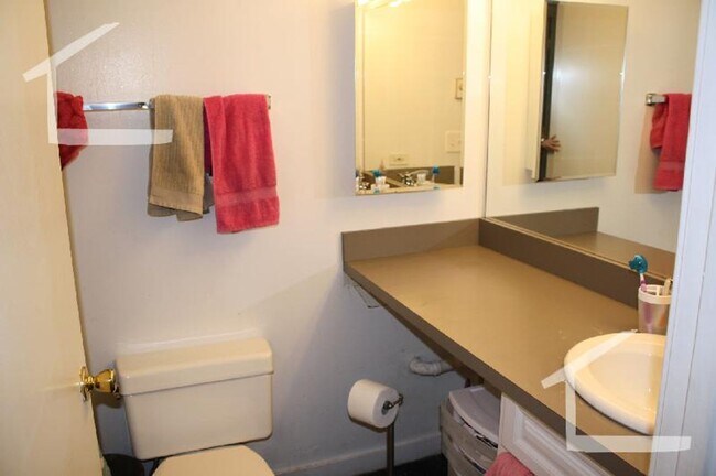 Building Photo - No Brokers Fee, New Kitchen appliances, Central Location, Laundry is on a Site