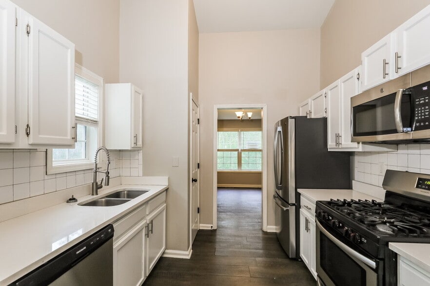 Building Photo - 2750 Old S Dr