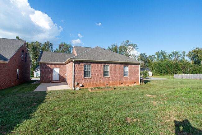 Building Photo - 120 Cobblestone Ln