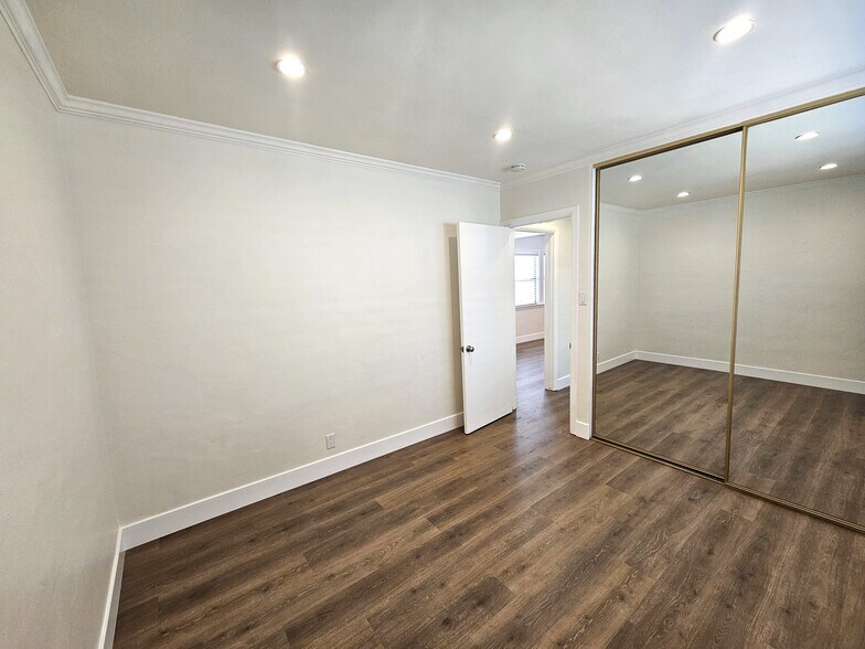 Building Photo - 1604 N Hollywood Way