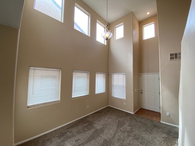 Building Photo - Stunning 3-bedroom, 2-bathroom rental