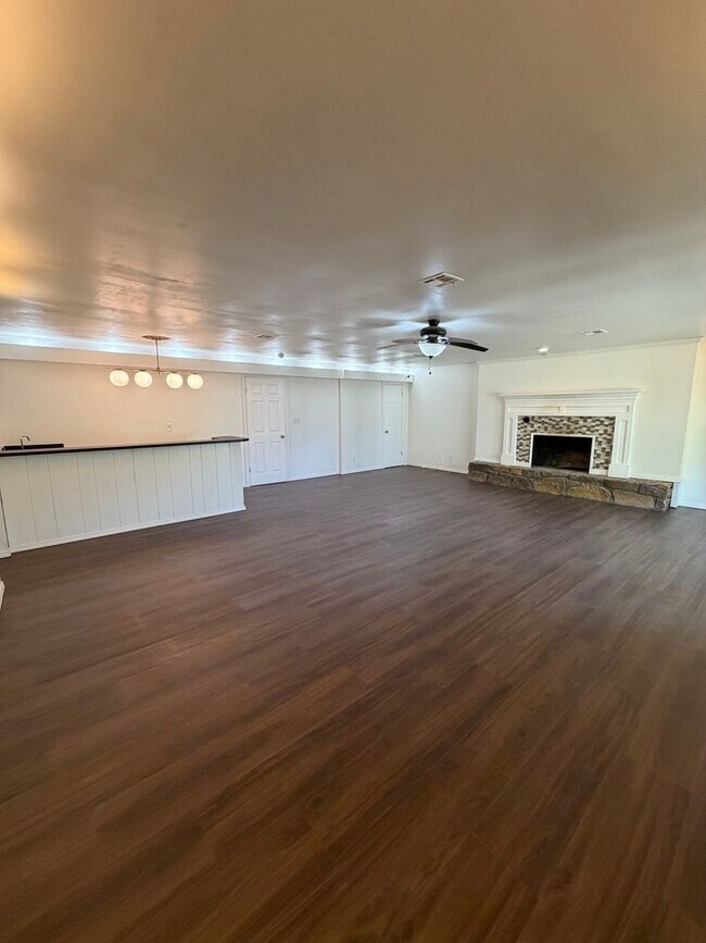 Building Photo - Spacious 4 Bed Home in Prime Claremore Location