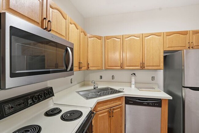 Building Photo - 15663 Viewpoint Cir