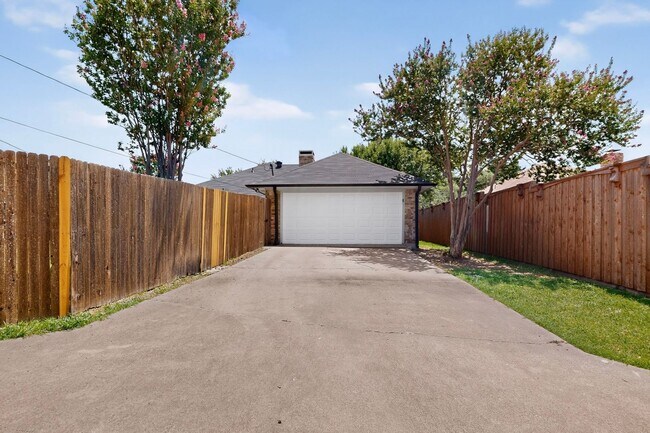 Building Photo - 620 W Stoneybrook Dr