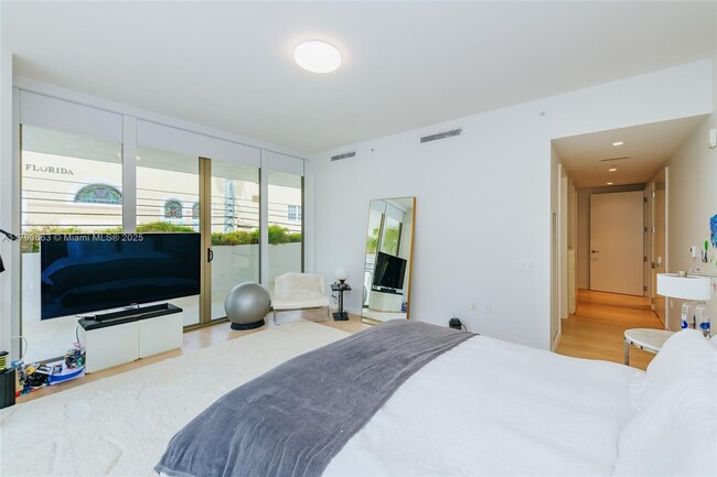 Building Photo - 300 Collins Ave