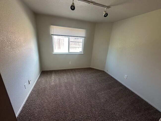 Building Photo - Four Bedroom Two Bathroom Home for Rent