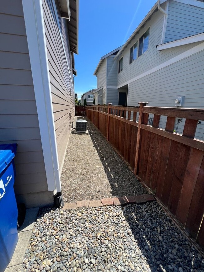 Building Photo - LIKE NEW Truly a MUST SEE! Move-in Ready