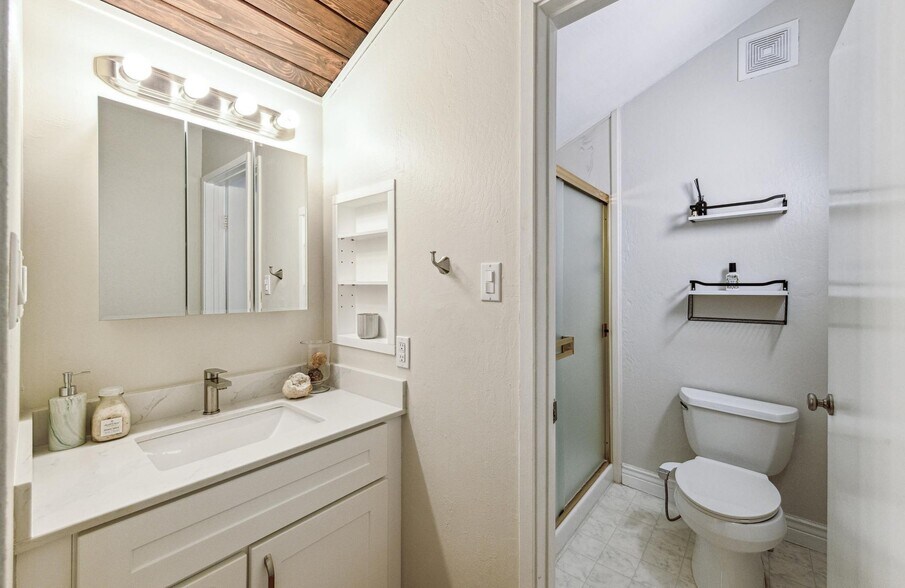 Building Photo - 2724 Oak Rd