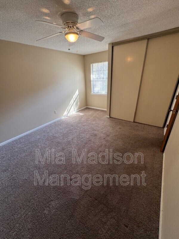 Building Photo - 141 Hunt Club Ct