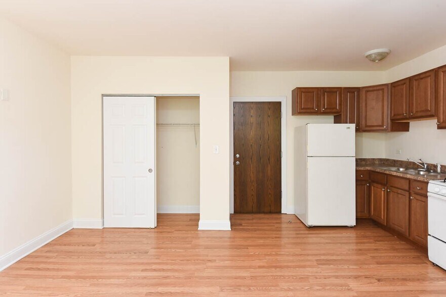 Building Photo - 2600 N Kimball Ave
