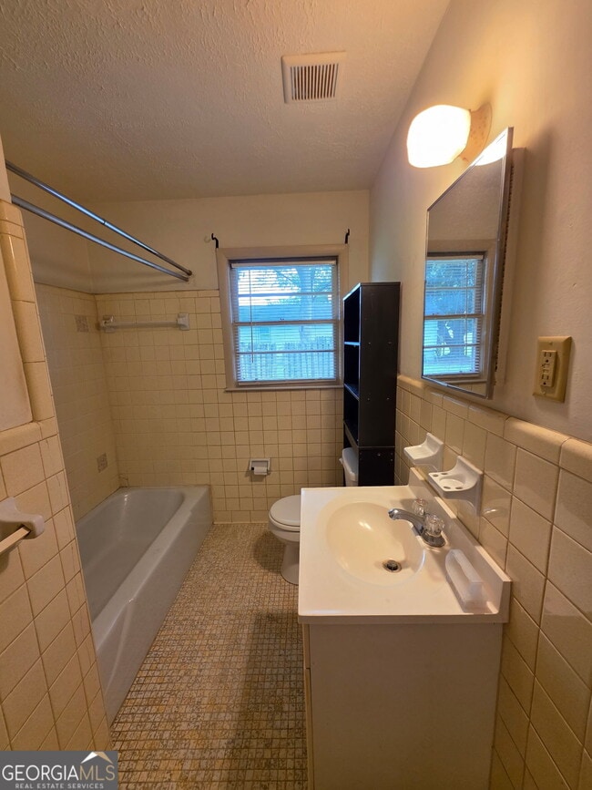 Building Photo - 864 Rosser St NW