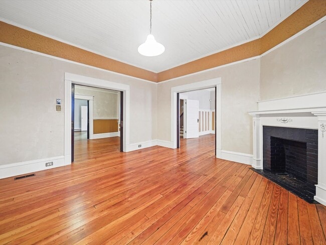 Building Photo - 4 Bedroom/2 Bath Home for Rent