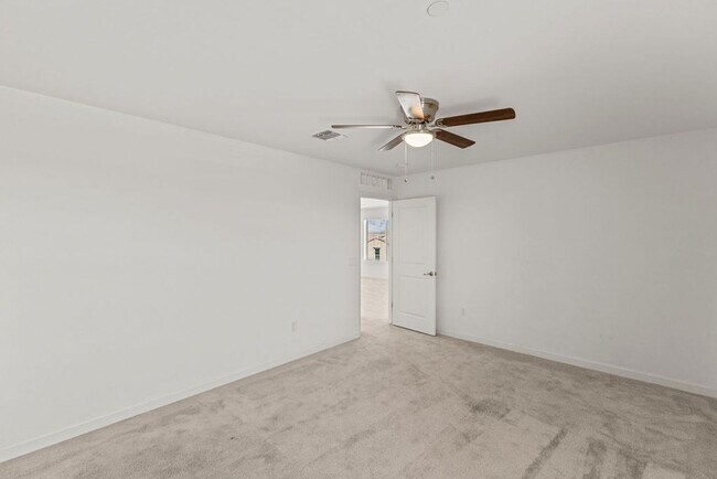 Building Photo - 4 Bedroom 2.5 Bathroom