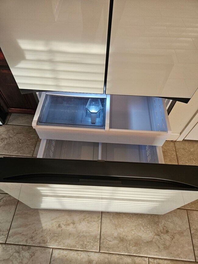 Building Photo - Stunning Executive Custom Built Home with Elite Appliances