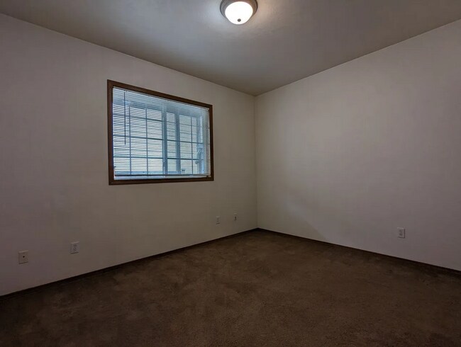 Building Photo - IveJ02