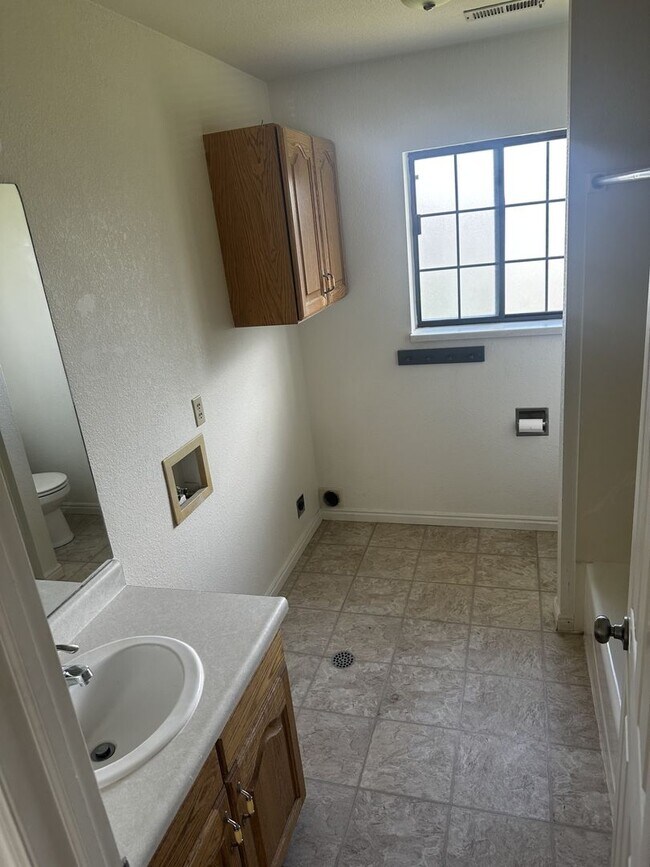 Building Photo - 2 bedroom, 1 bath apartment available in North Orem