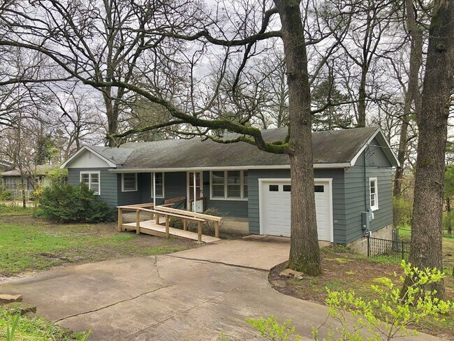 Primary Photo - 3 bedroom, 2 Bath House Near University of...