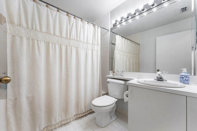 Building Photo - 8084 Summer Shores Dr