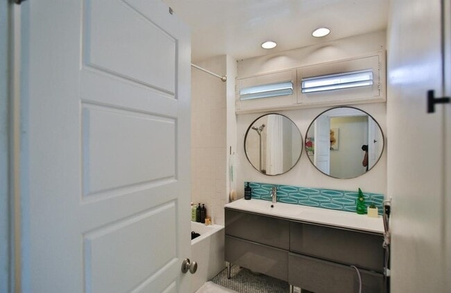 Building Photo - 309 Kings Pl