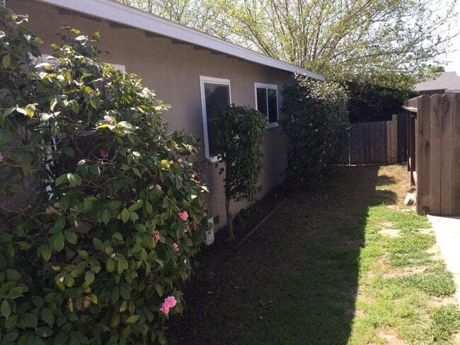 Building Photo - APPLY FOR THIS BEAUTIFUL HOME TODAY!