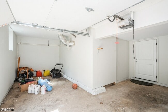 Building Photo - 242 Lake Rd