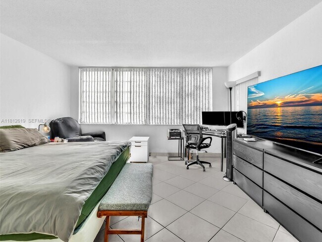 Building Photo - 1770 NE 191st St