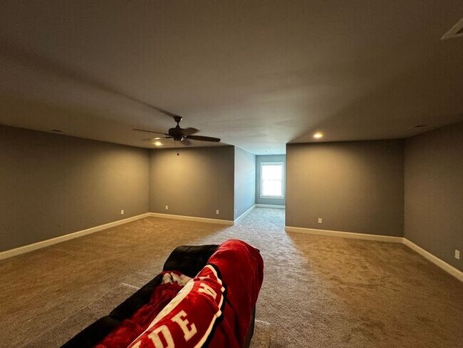 Building Photo - Spacious and luxurious with bonus room