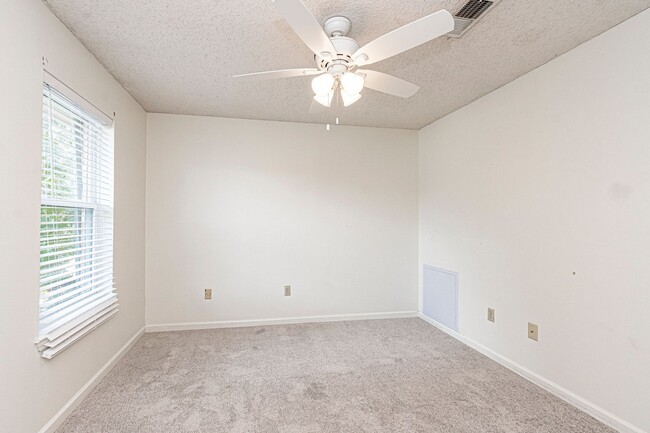 Building Photo - 2 Bedroom Townhome off Bluebonnet