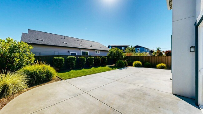 Building Photo - Rare Santa Rosa Four Bedroom house in Desi...