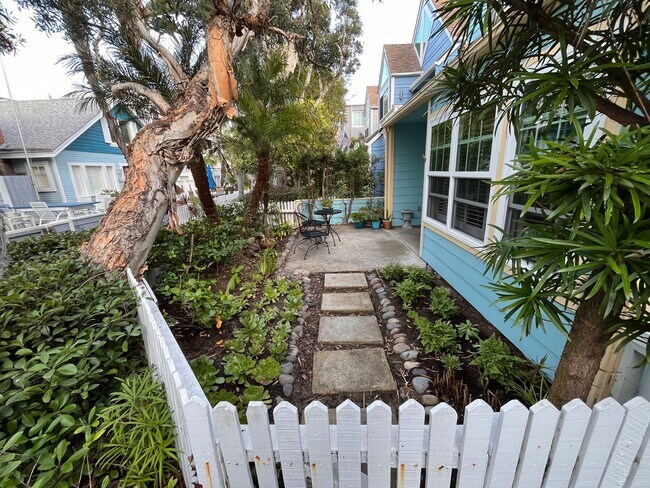Building Photo - Mission Beach, 2 bedroom, 2 bathroom, with New Carpet, Parking, Laundry, Patio (807 Nantasket Ct....
