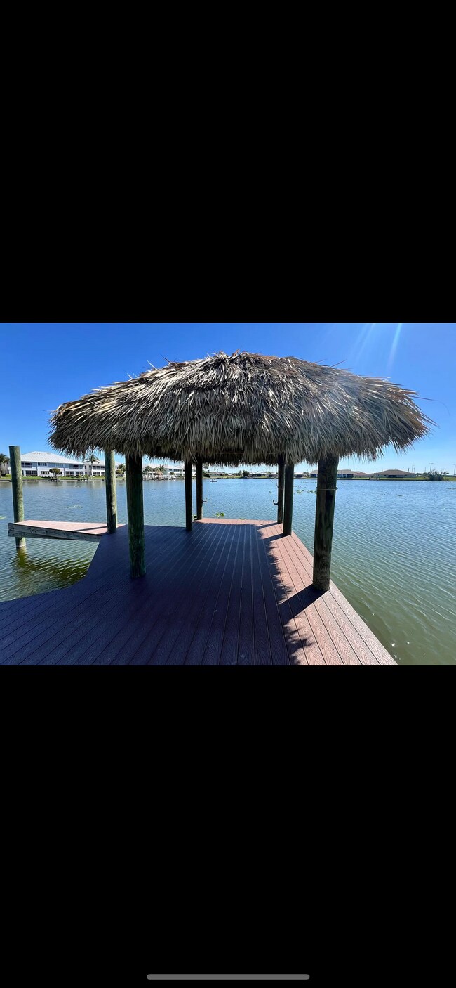 Building Photo - 403 SW 3rd Ct