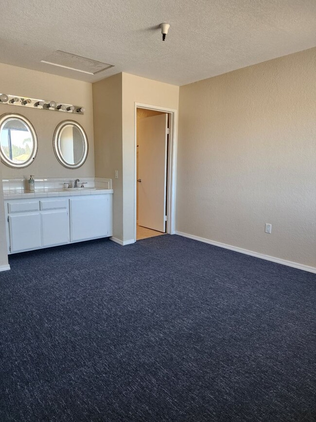 Building Photo - DECKER Town Home