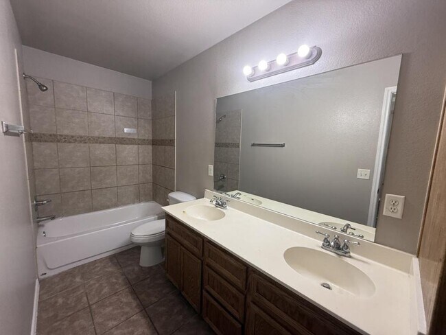Building Photo - 4205 Cambridge Dr