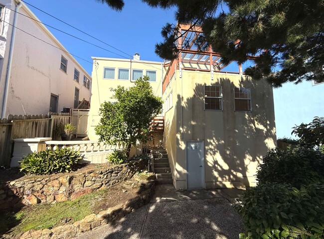 Building Photo - UPDATED BRIGHT 2000sf 4BR/2BA Monterey Hei...