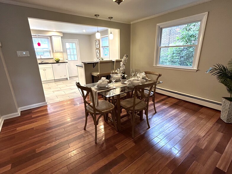 Dining room - 327 N Orange St