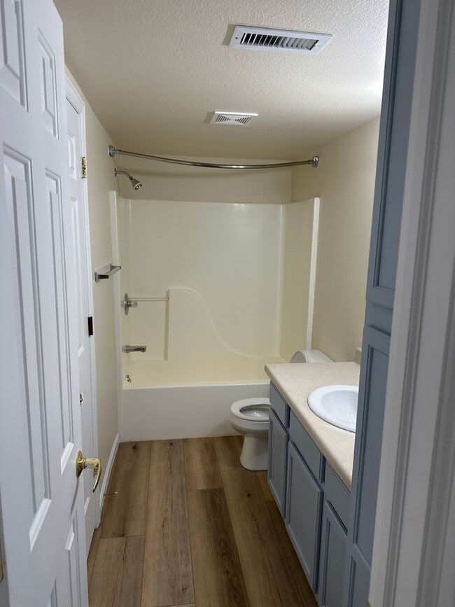 Building Photo - 2 Bedroom Condo in West Glenwood