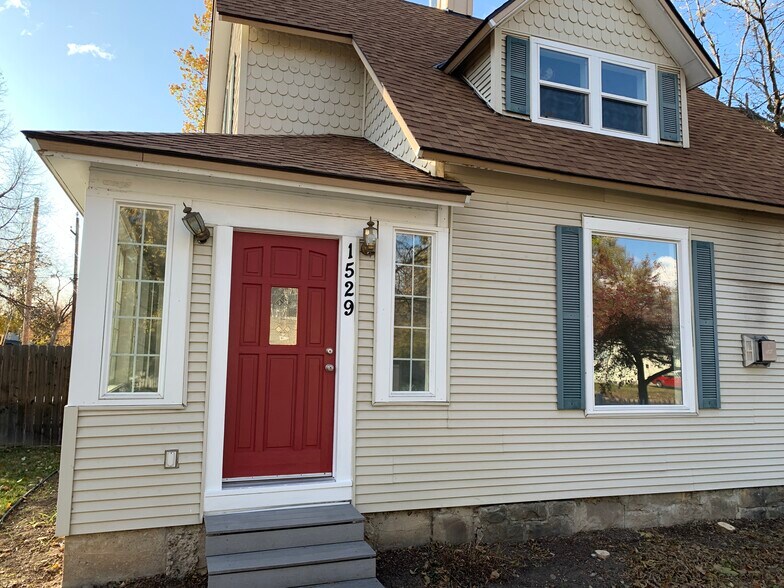 Building Photo - 1529 S Vermont Ave