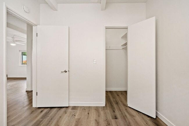 Building Photo - Quiet Comfortable Upstairs 2 Bedroom 1 Bath Located close to Downtown