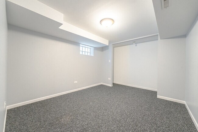 Building Photo - 5740 W 63rd Pl