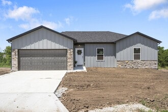 Building Photo - 635 E Vivian St