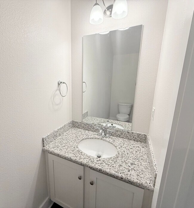Building Photo - Stunning Townhome - End Unit