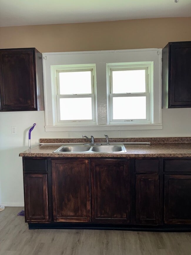 Building Photo - Charming 3-Bedroom Property in Prime Location
