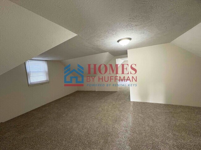 Building Photo - Three Bedroom | Detached Garage