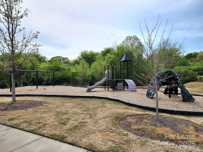 Building Photo - 1295 Farm Branch Dr SW