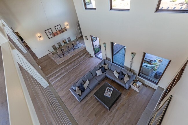 Building Photo - 465 W Maple Way