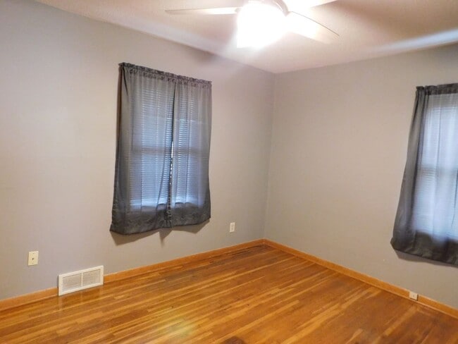Building Photo - 2-bedroom, 1-bathroom home located in the ...