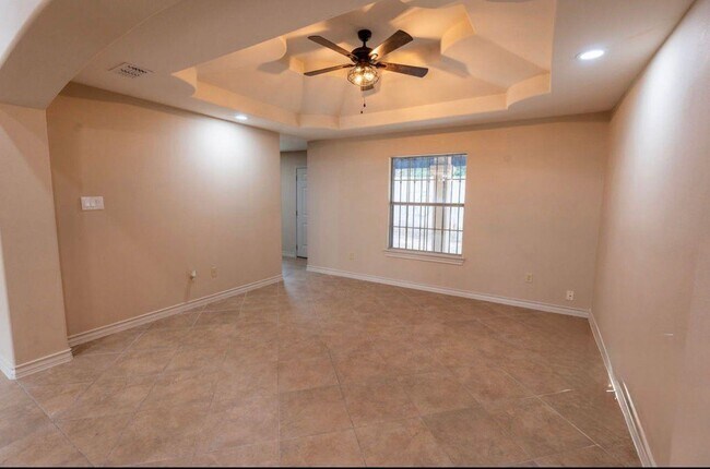 Building Photo - 204 N Espana Dr